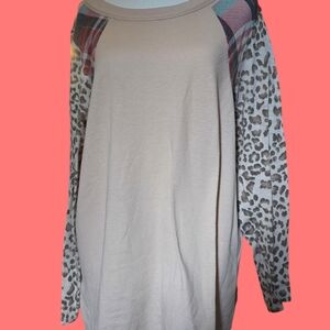 Elegant Beige Sweater with Patterned Sleeves